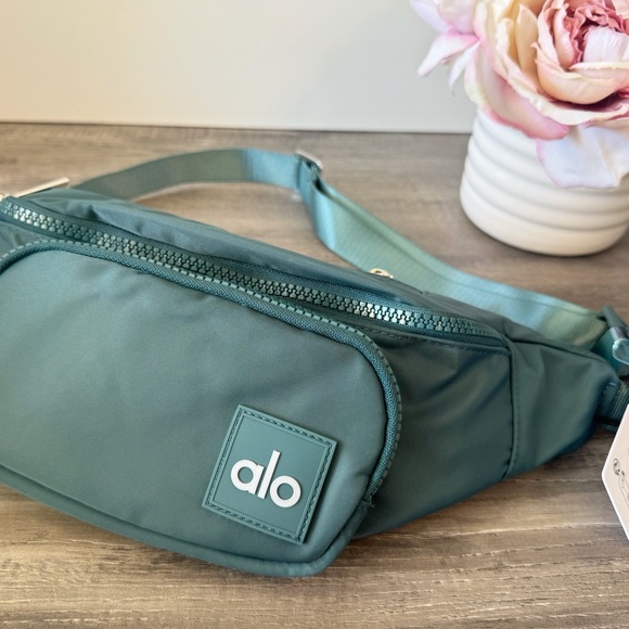 ❤️❤️❤️BWNT ALO Yoga Winter Ivy Crossbody Bag GREAT VDAY Gift ❤️❤️❤️ - Picture 3 of 8